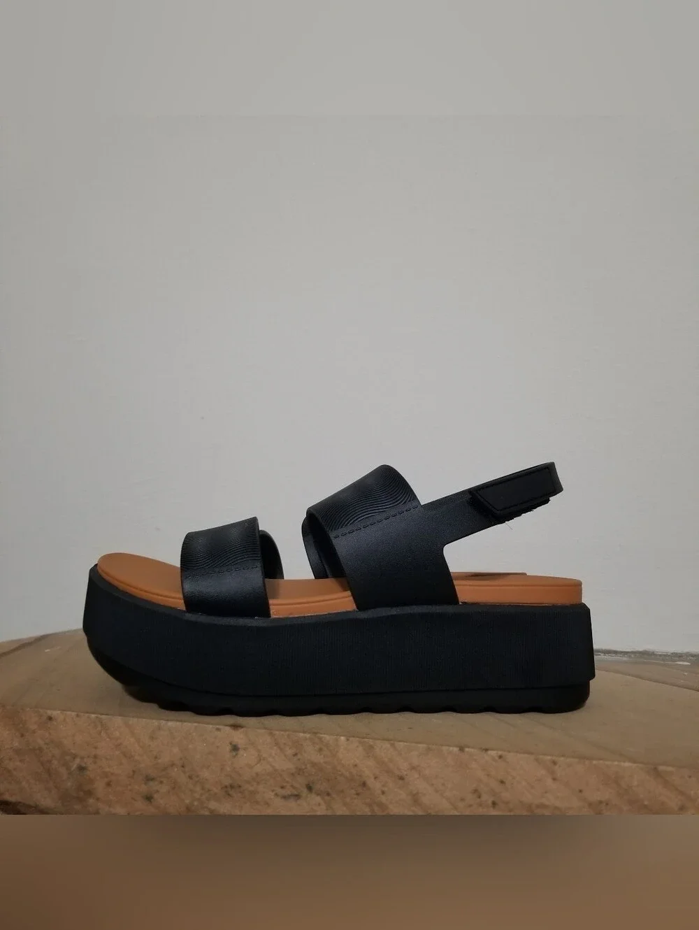 NEW! Me Too Black Platform Sandals Sz 8 NWT